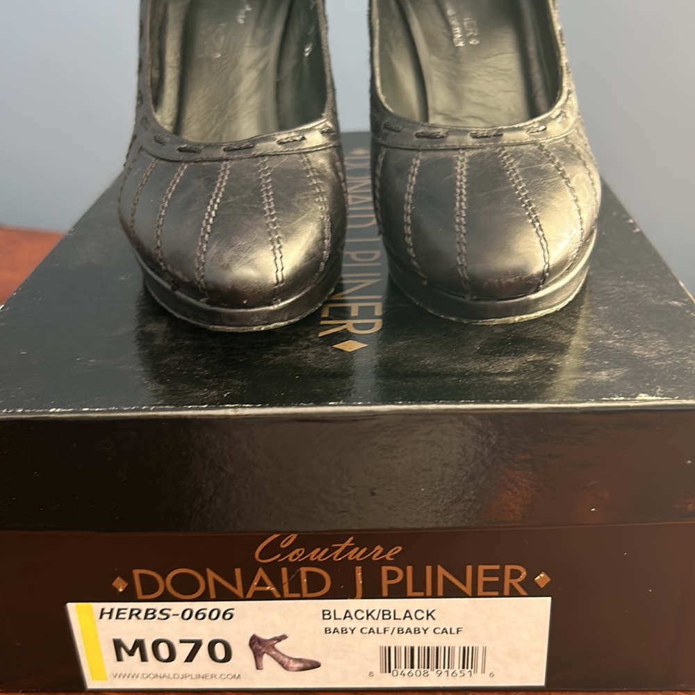 Donald Pliner 7M women’s shoe